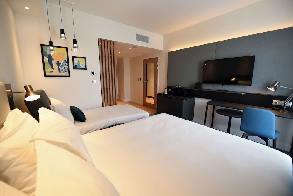 Holiday Inn Dijon Sud Longvic by IHG Standard Room, 1 Queen Bed with Sofa bed 3