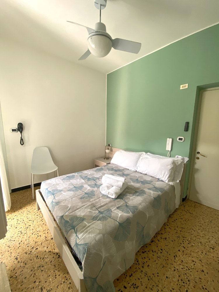 Pensione Sorriso Economy Room, Shared Bathroom