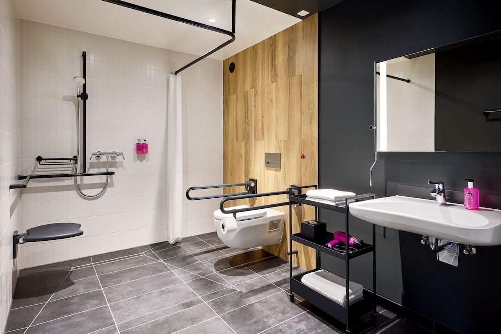 Moxy Karlsruhe Room, 1 Queen Bed, City View 6