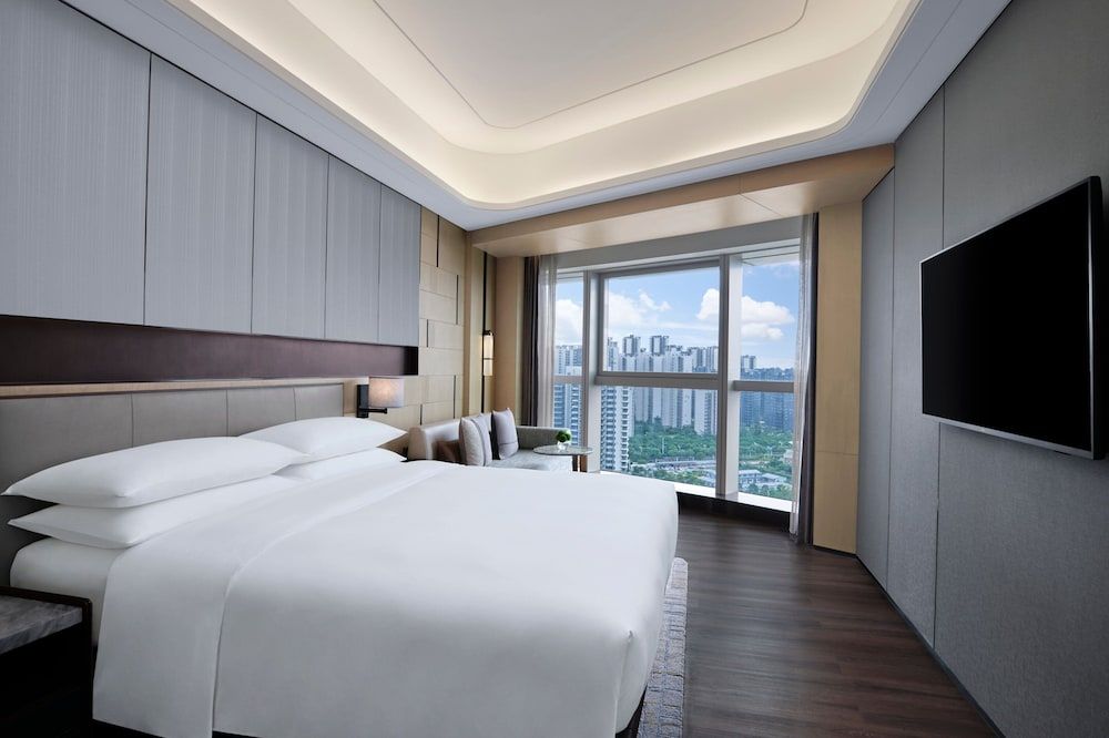 Executive Suite, 1 King Bed, City View