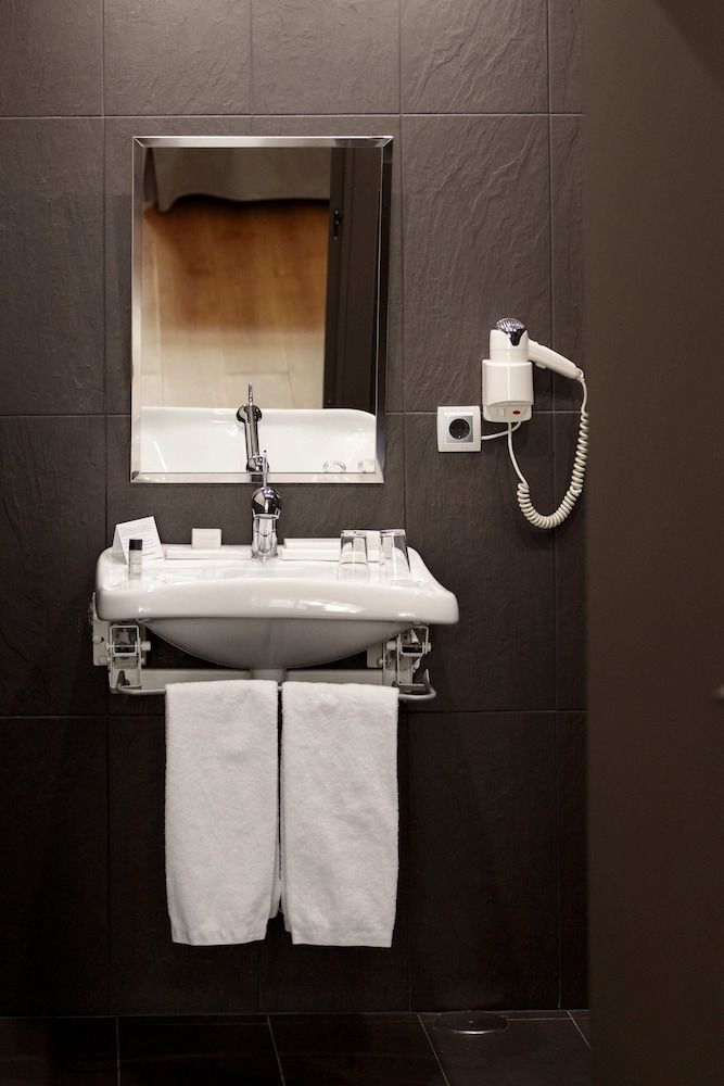 Hotel Pax Guadalajara Standard Single Room, Mobility Accessible 4