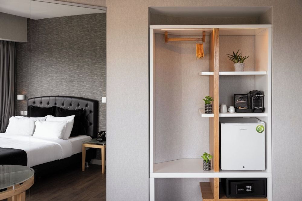 Kreoli Suites Glyfada Standard Room 9