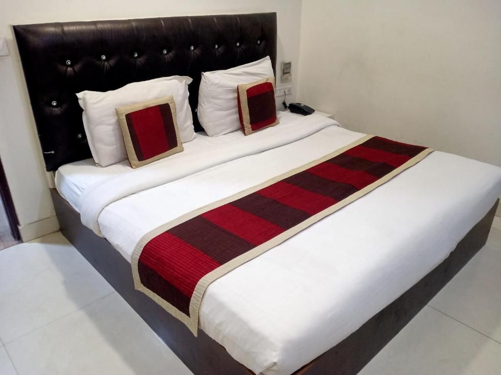 Prince Hotel & Restaurant Deluxe Double Room 3