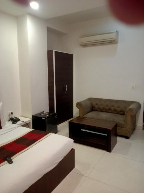 Prince Hotel & Restaurant Deluxe Double Room 6