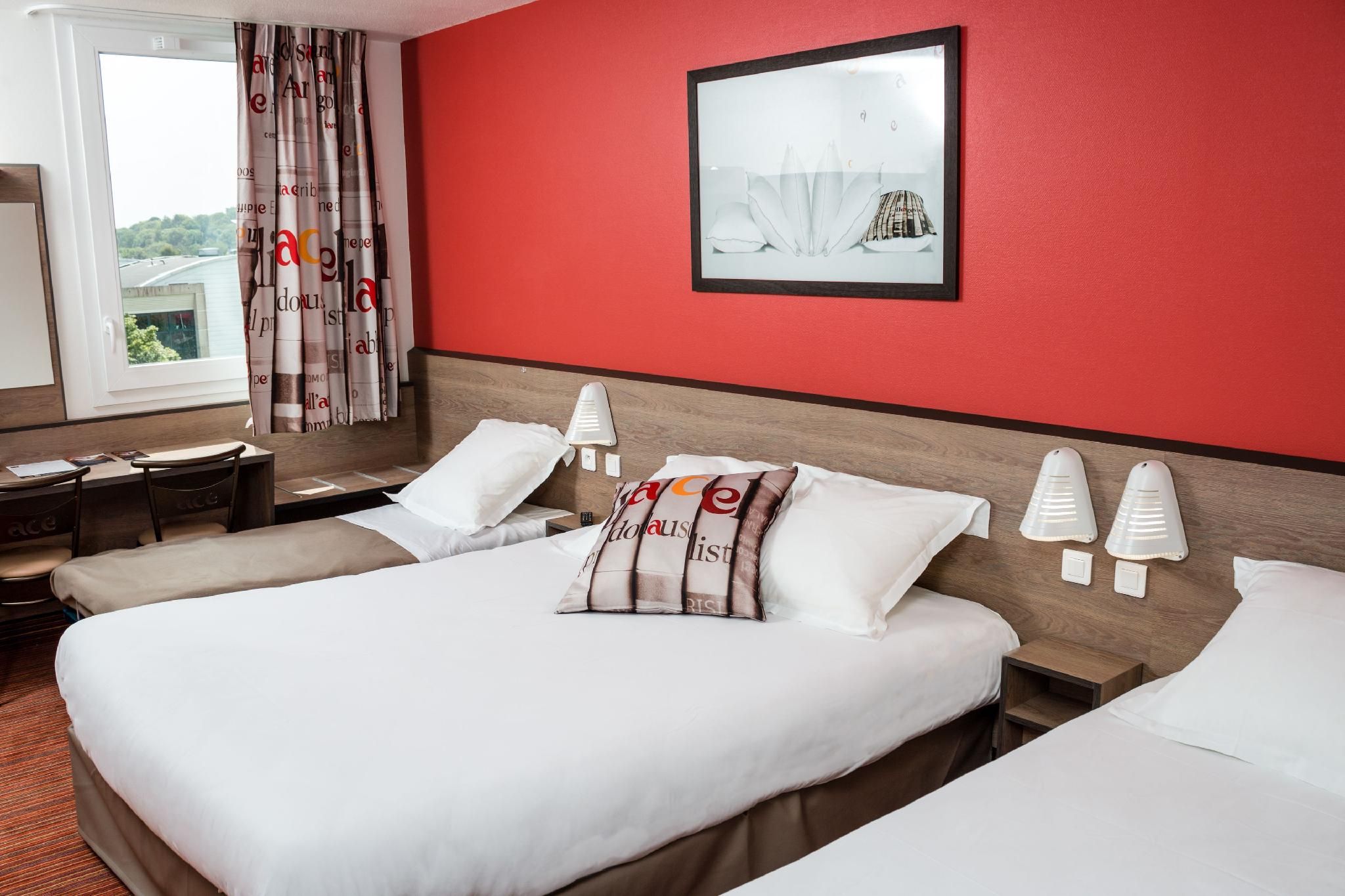 Triple Room ( three single beds)
