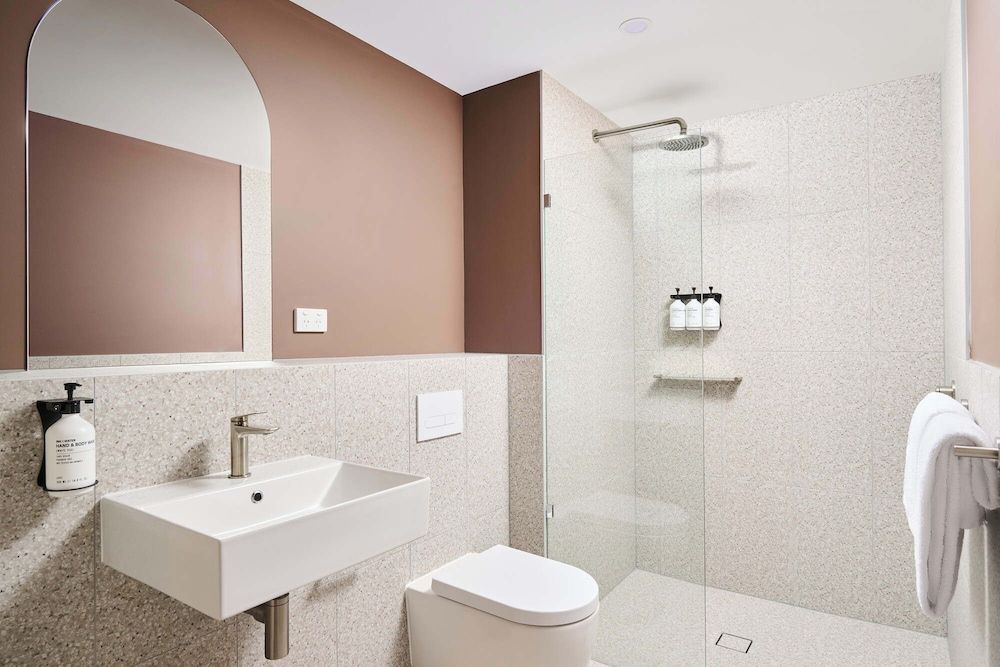 Abode Phillip Spring into Summer Queen Studio 3