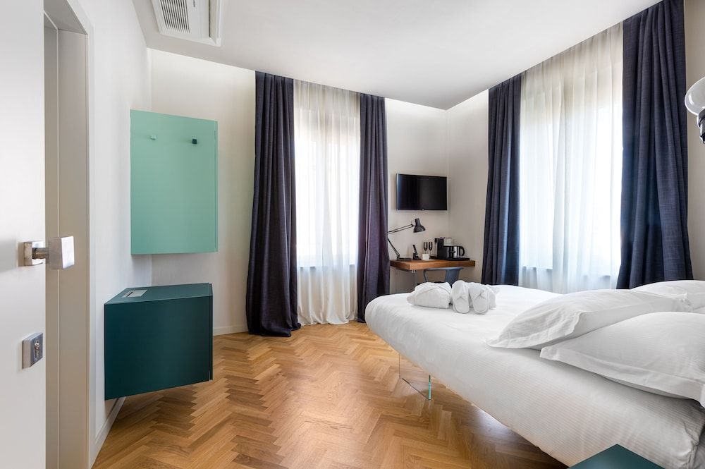 Villa Fedora Luxury Suites Deluxe Room, Pool View