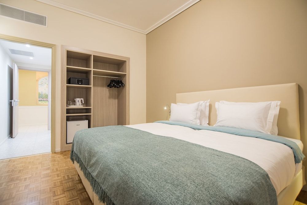 V Hotel Delphi Family Room 2