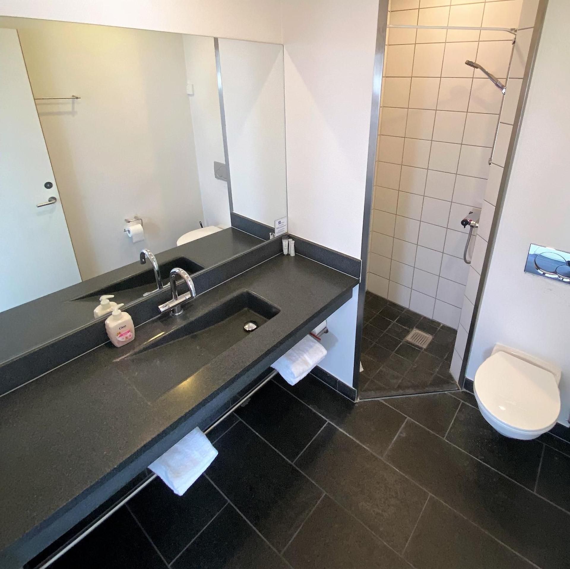 Standard dobbeltvrelse med direkte udsigt til/mod fjorden