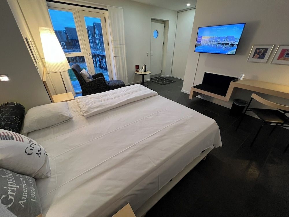 Hotel Strandtangen Double Room towards the Fjord 3