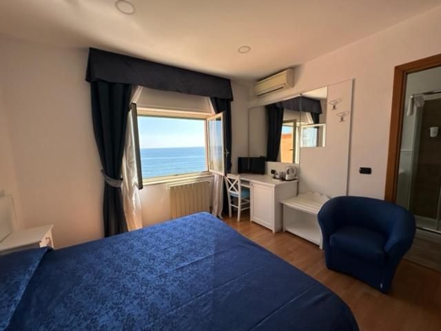 Double or Twin Room with Sea View