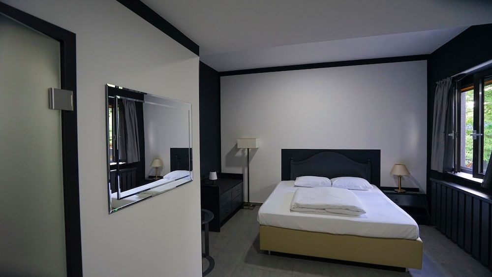 Tibet Hotel am Airport Economy Twin Room 3