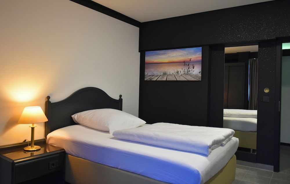 Tibet Hotel am Airport Economy Single Room 2