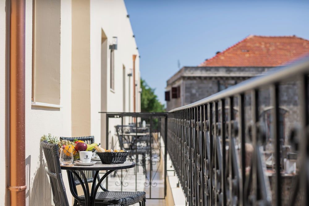 The Wine Hotel Executive Suite 8