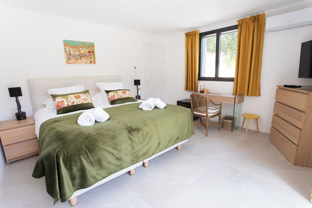Superior Double Room, 1 Queen Bed, Balcony, Garden View
