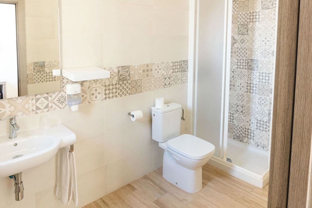 Hotel Planas Habitación básica doble sin balcón 4