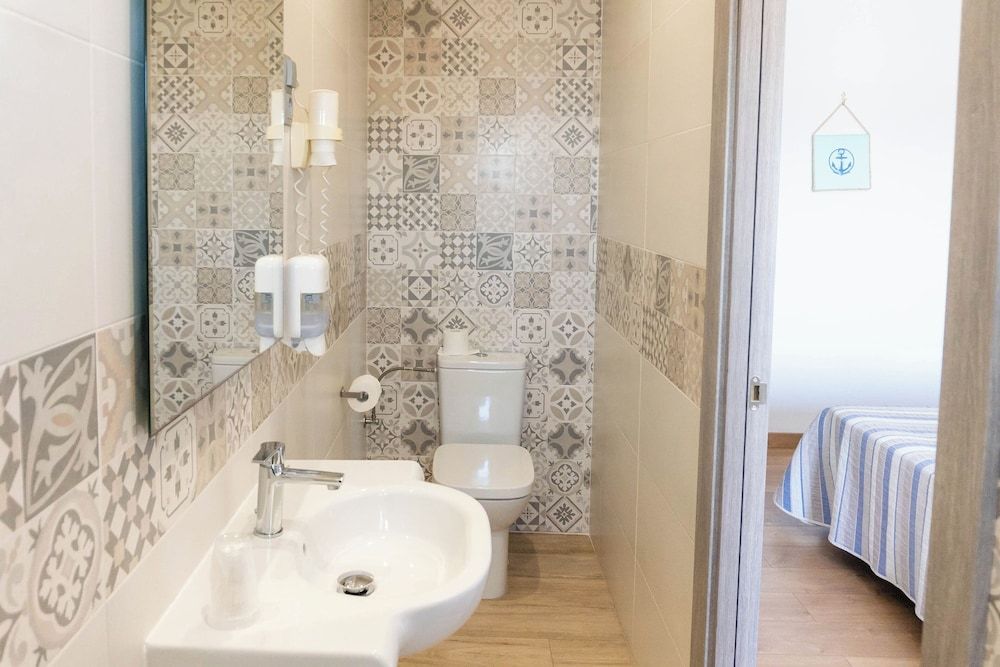 Hotel Planas Habitación básica doble sin balcón 7