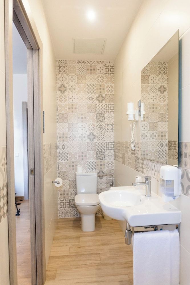 Hotel Planas Habitación básica doble sin balcón 5