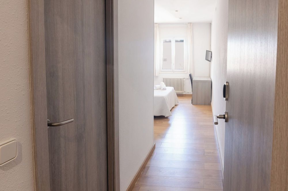 Hotel Planas Habitación básica doble sin balcón 9