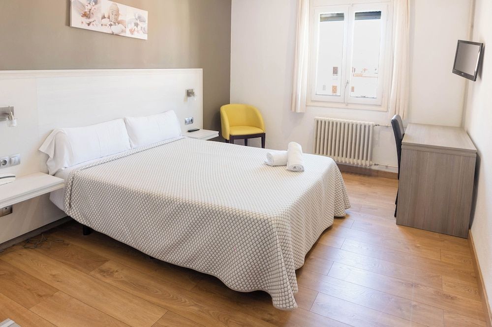 Hotel Planas Habitación básica doble sin balcón 2