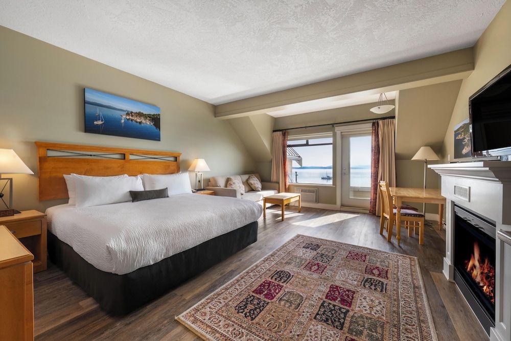 Deluxe Studio Suite, 1 King Bed with Sofa bed, Ocean View