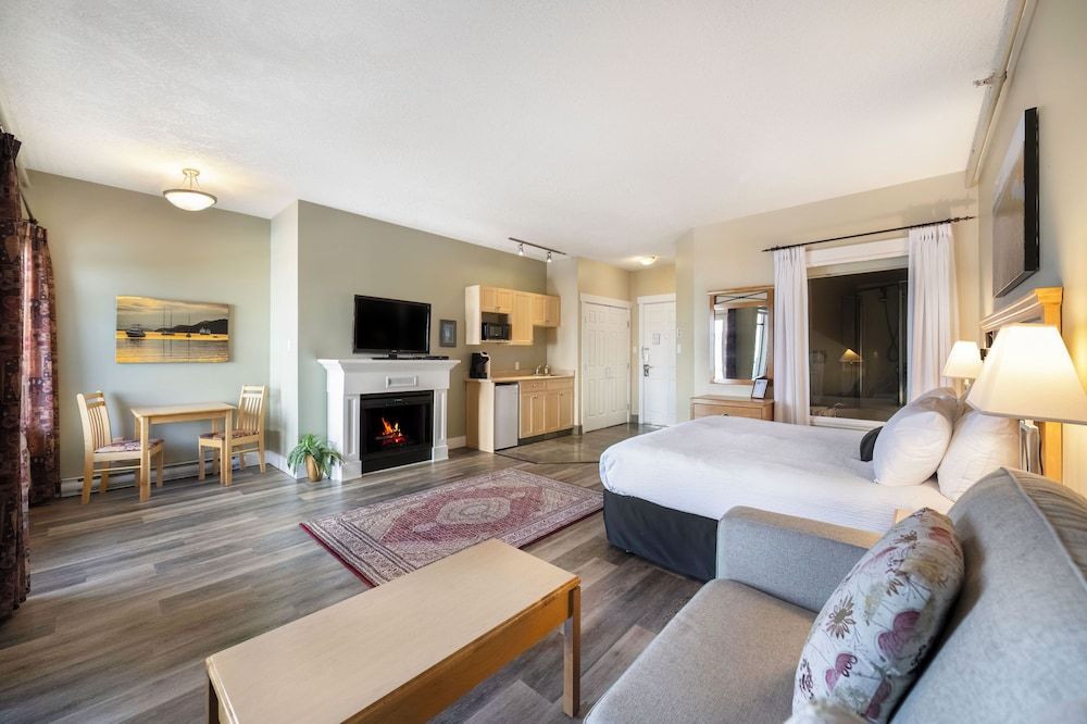 Deluxe Studio Suite, 1 King Bed with Sofa bed, City View