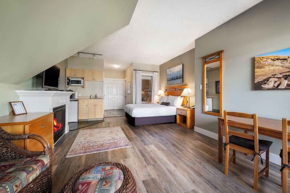 Deluxe Studio Suite, 1 Queen Bed, City View