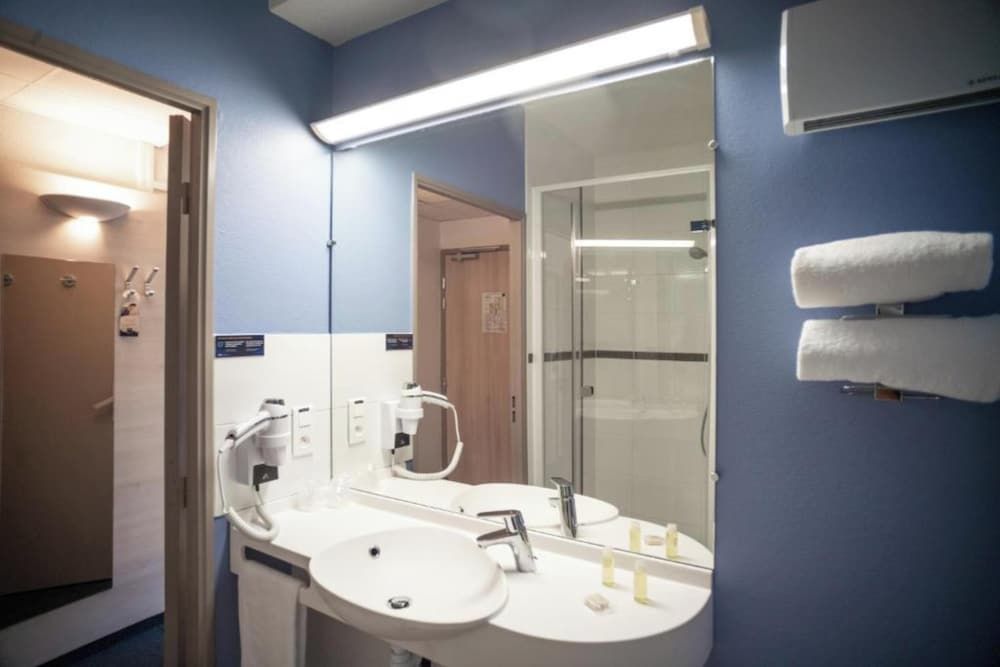 ACE Hôtel Lyon Vénissieux Family Room 6