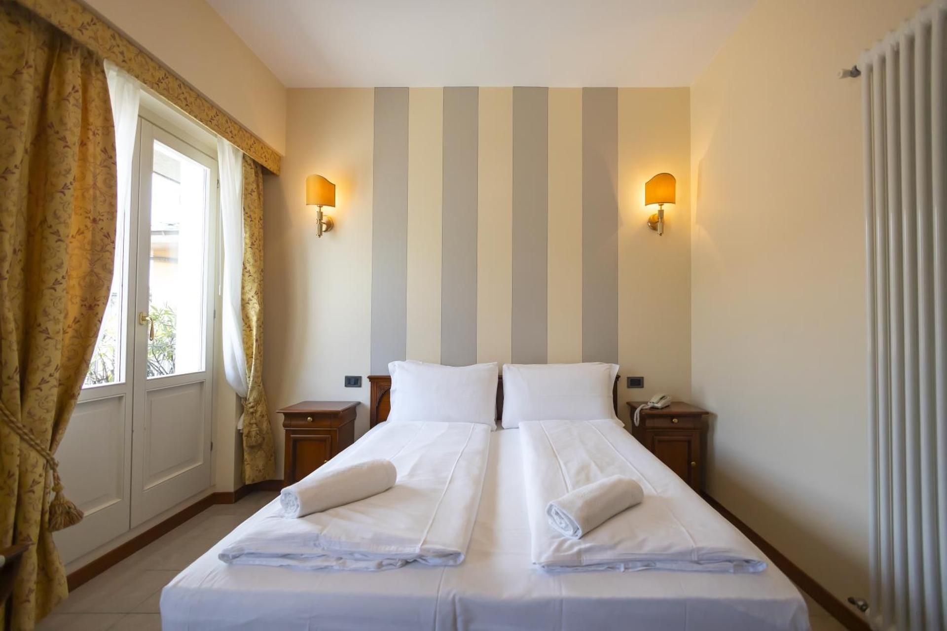 Deluxe Double or Twin Room with Partial Lake View