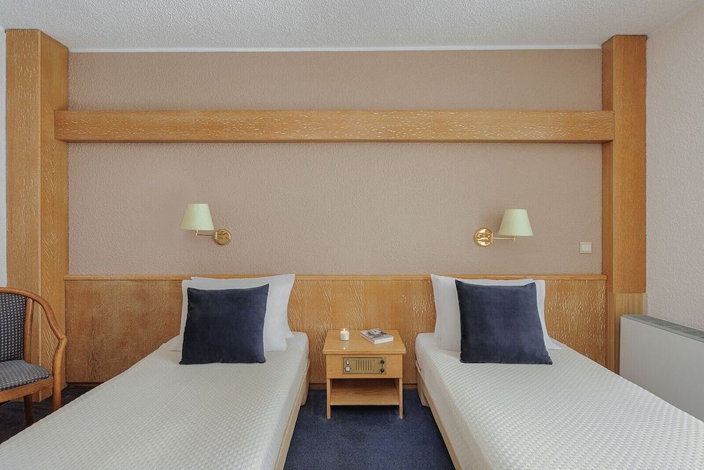 Room, 2 Twin Beds, City View