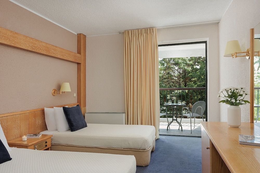 Room, 2 Twin Beds, City View