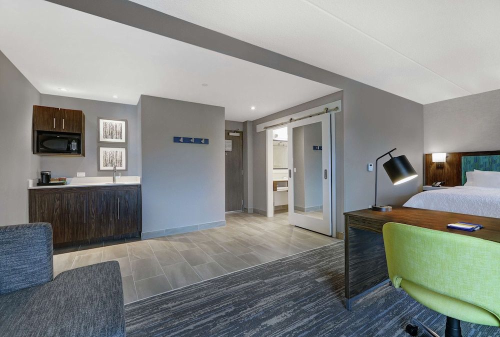 Hampton Inn by Hilton Peterborough Studio, 1 King Bed, Refrigerator & Microwave (Wet bar) 3