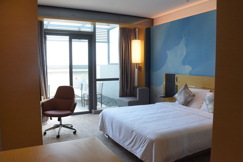 Deluxe Room, 1 King Bed, Balcony