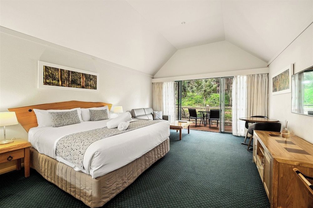 Heritage Trail Lodge Margaret River Forest View Spa Suite, Balcony - accessible by 1 flight of stairs 2