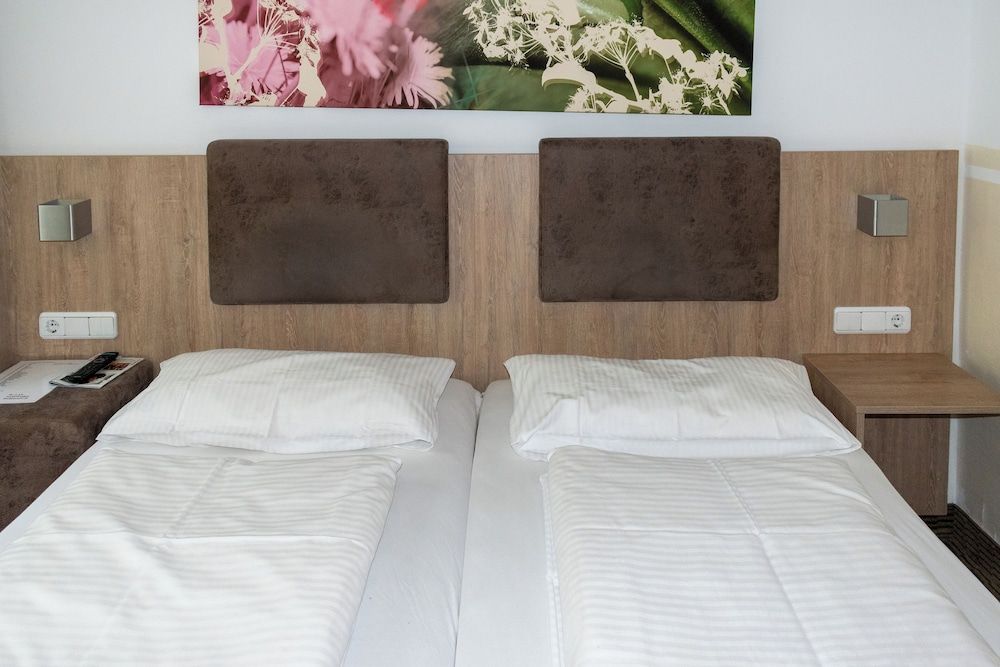 Central Hotel Eschborn Double or Twin Room, 1 Double or 2 Twin Beds 5