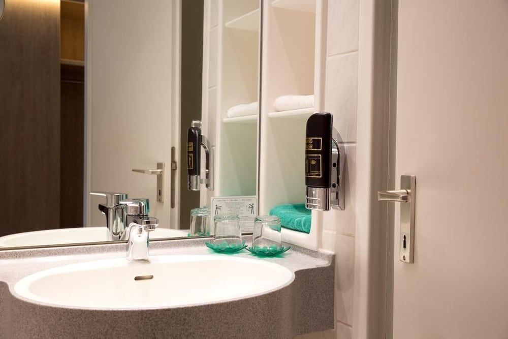 Central Hotel Eschborn Double or Twin Room, 1 Double or 2 Twin Beds 6