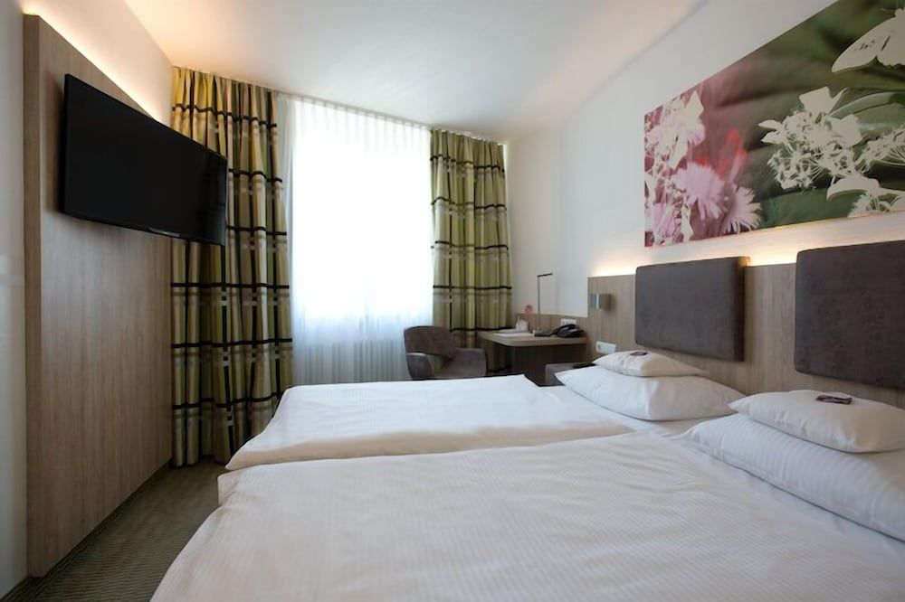 Central Hotel Eschborn Double or Twin Room, 1 Double or 2 Twin Beds 4