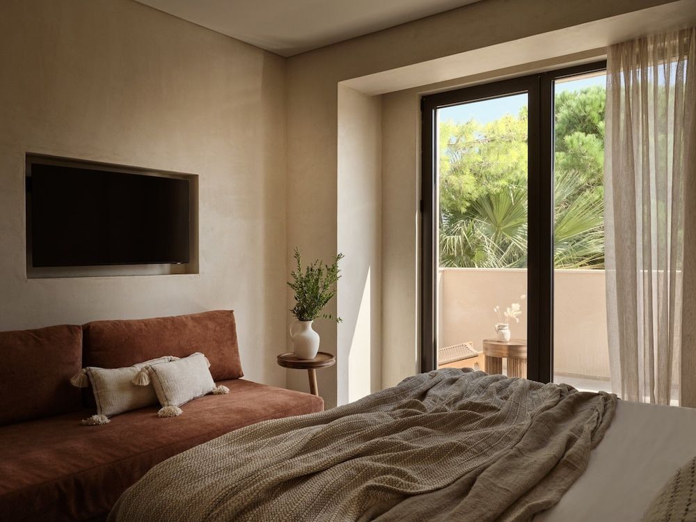 Elite Suite with Hot Tub and Partial Sea View