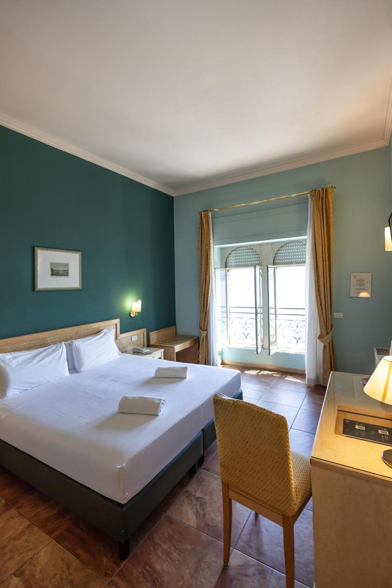 Deluxe Double or Twin Room with Lake View