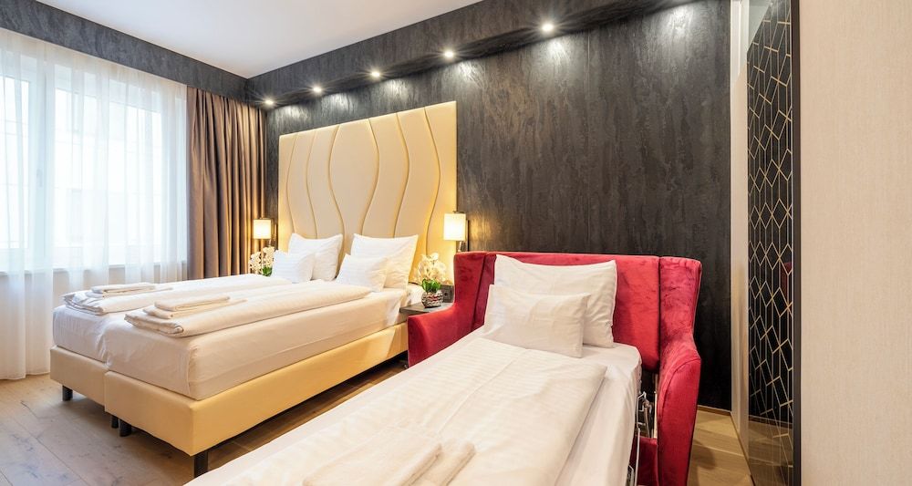 Suite, 1 Double Bed (Converts to 2 Twin Beds;with Sofabed)