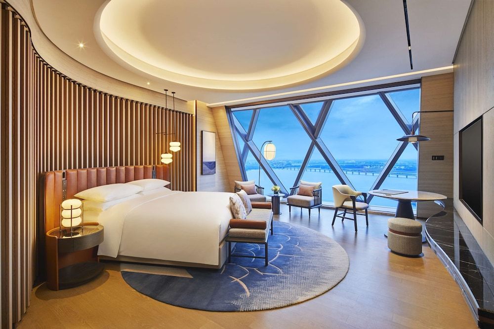Hilton Huzhou Nanxun Deluxe Suite, 1 King Bed 2