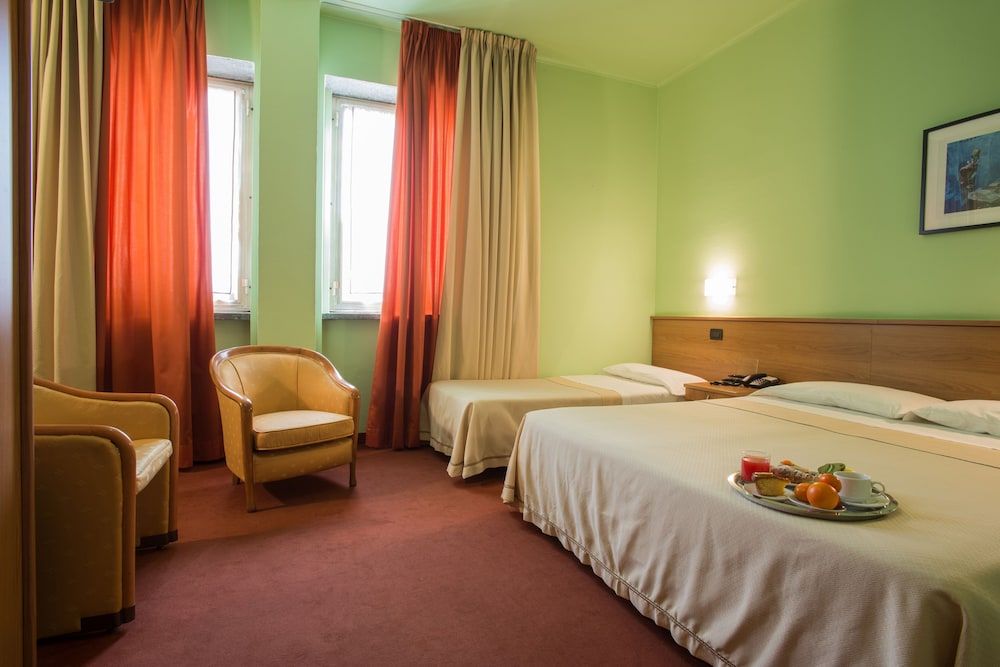 Hotel Lux Standard Triple Room 3