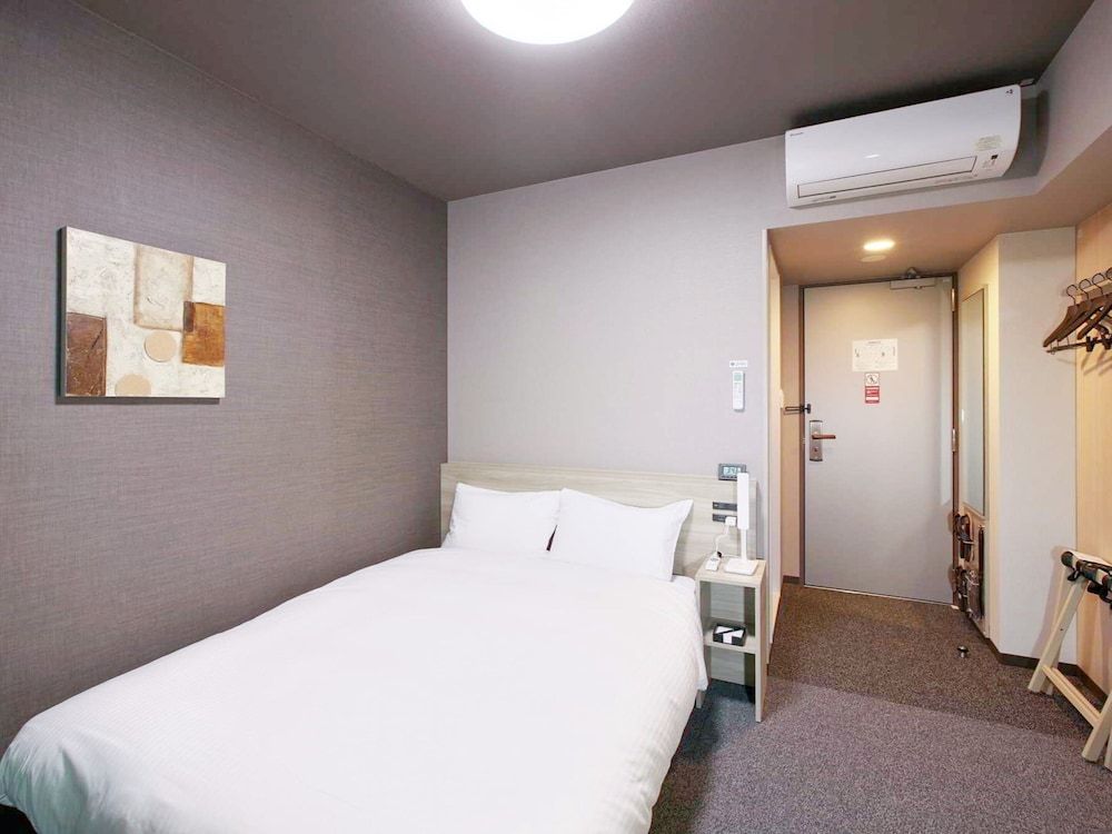 Semi-Double Room, Smoking