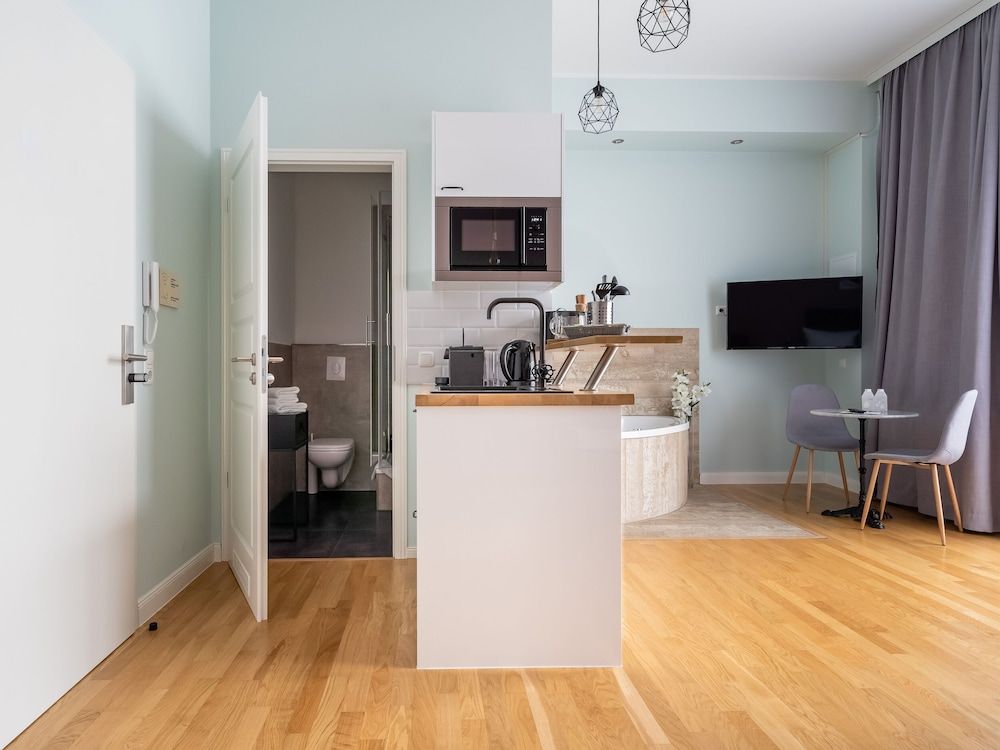 Limehome Dresden Tannenstraße Suite with Bathtub 7