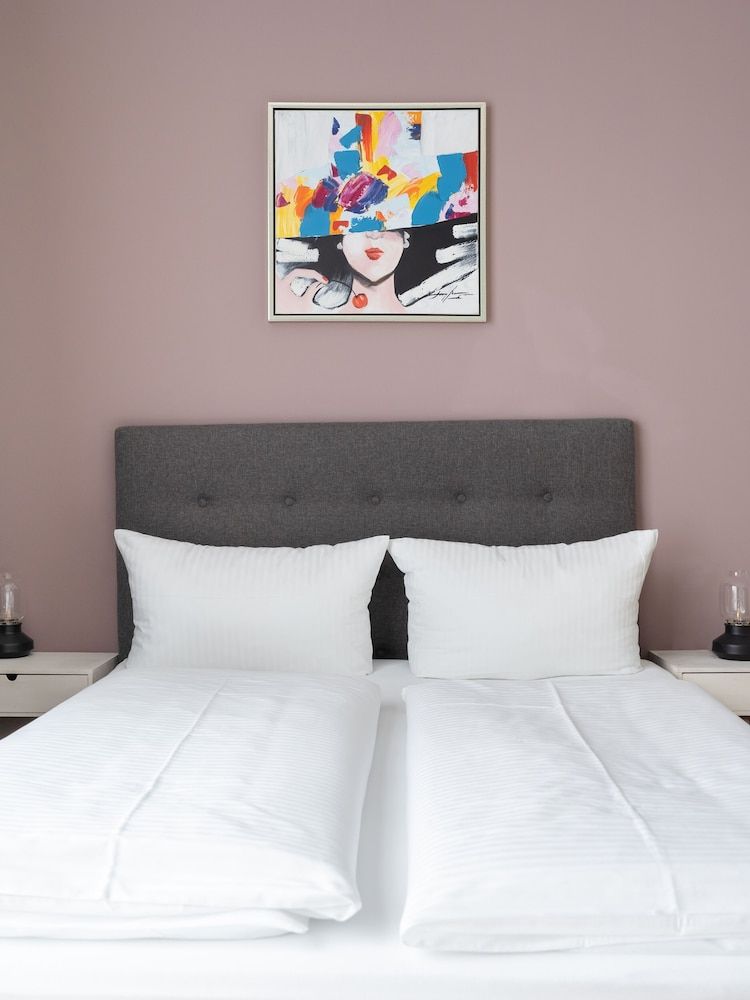 Limehome Dresden Tannenstraße Suite with Bathtub 3