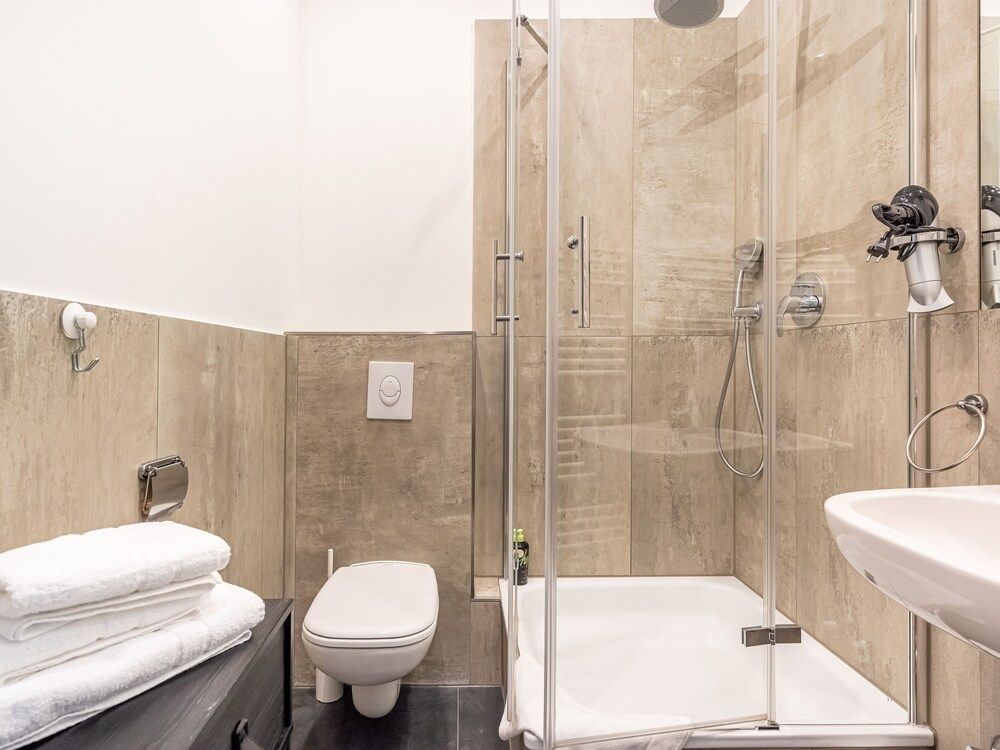 Limehome Dresden Tannenstraße Suite with Bathtub 5