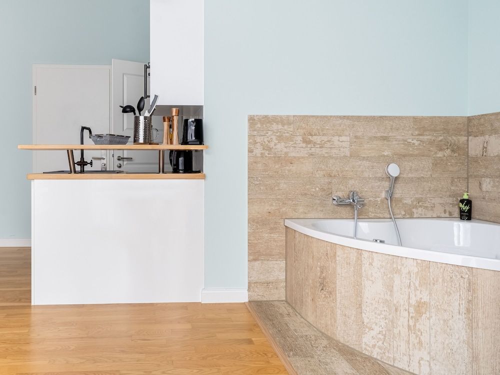 Limehome Dresden Tannenstraße Suite with Bathtub 4