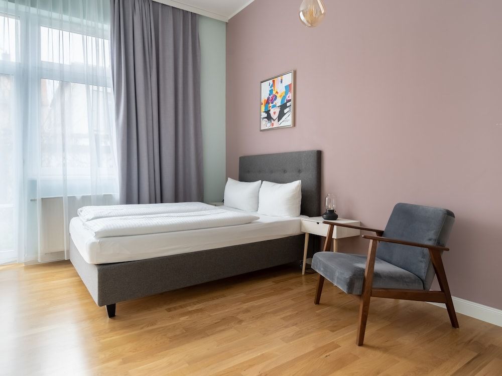 Limehome Dresden Tannenstraße Suite with Bathtub 2