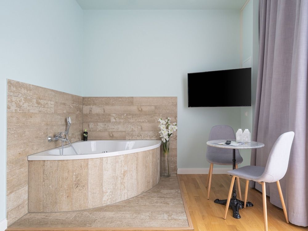 Limehome Dresden Tannenstraße Suite with Bathtub 6