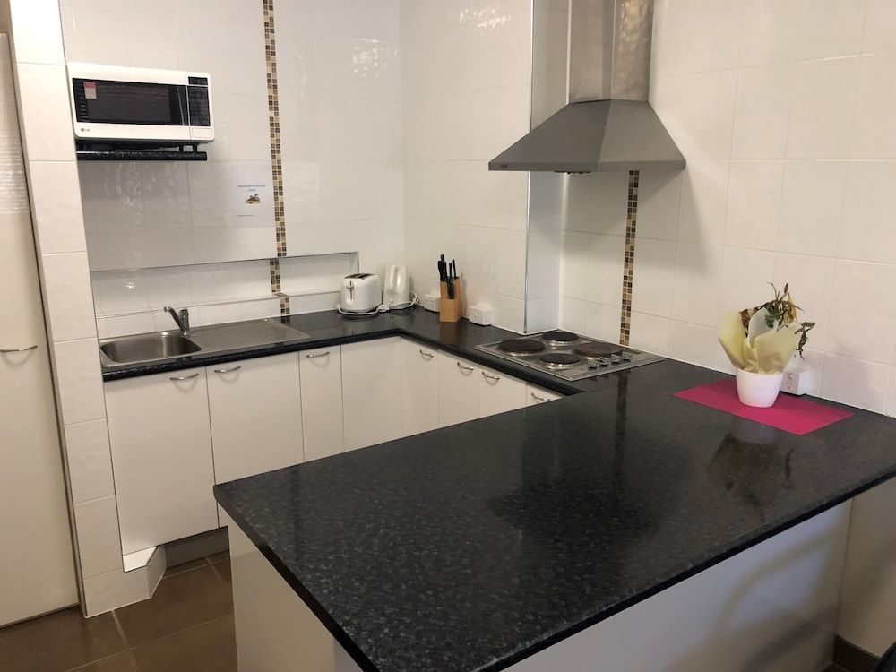 The Stuart Hotel-Motel Deluxe Apartment, Multiple Beds, Kitchen 3